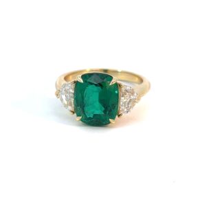 Emerald ring in yellow gold 18k with white diamonds