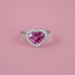 Heart shaped pink sapphire ring in 18kt white gold with white diamonds