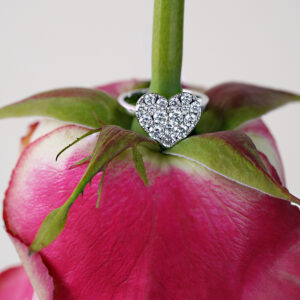 Heart shaped ring in 18kt white gold with white diamonds